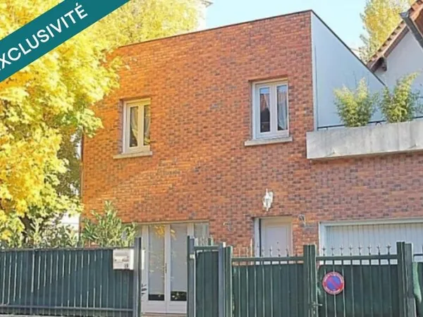 LE PECQ CANADA, JOLIE MAISON DE VILLE AVEC JARDIN PROCHE DES COMMODITÉS
