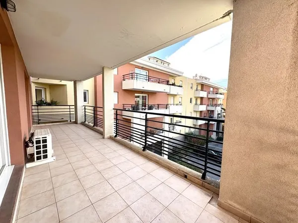 Grand 3 pièces avec terrasse et garage
