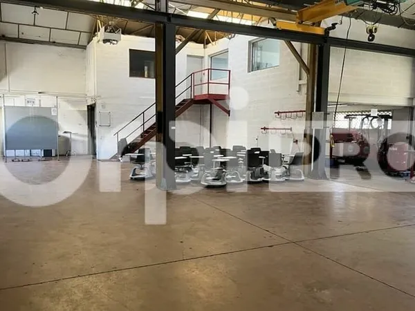 Local d'activité 1027 m²