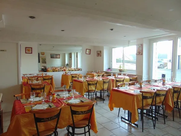 Fonds de commerce Bar/Restaurant, 164 m², avec logement, proximité immédiate de Flers