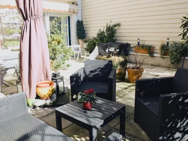 Appartement 2 pièces avec grande terrasse, place de parking e...