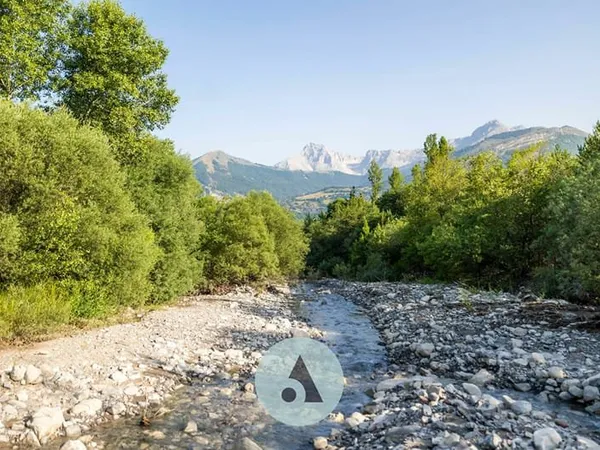 Ancien camping avec grande bâtisse et piscine à MANTEYER (05400) !