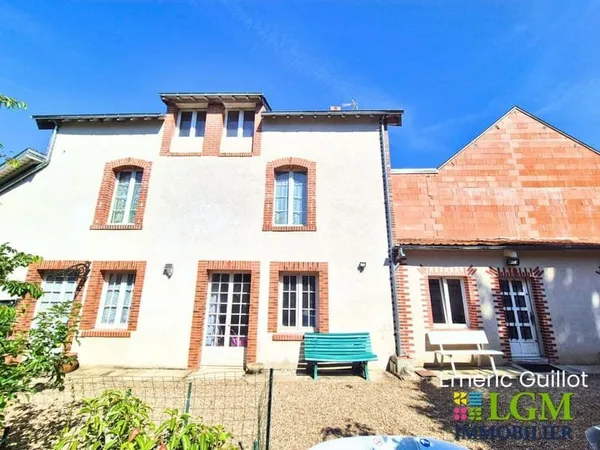 Maison de bourg 166 m² - Deux logements - Garage double - Grenier - Remises - Idéal investisseur - C