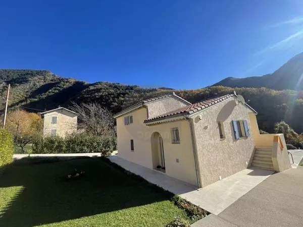 Une villa élégante à Moulinet avec piscine et cheminée