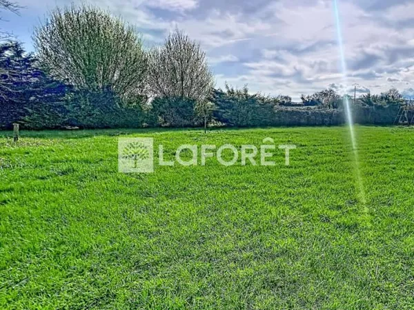 Terrain constructible de 3000 m² viabilisé en bordure à Prissé