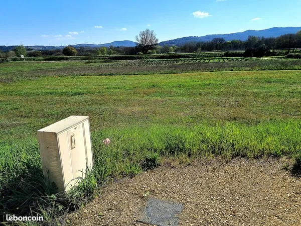 NOUVEAU, RARE,Très beau terrain constructible complètement viabilisé, plat, au calme, libre construc