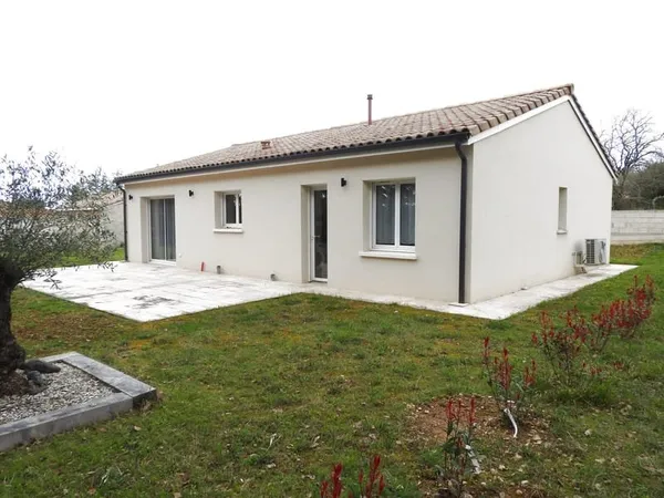 Maison de 2018 avec 3 chambres et garge indépendant....