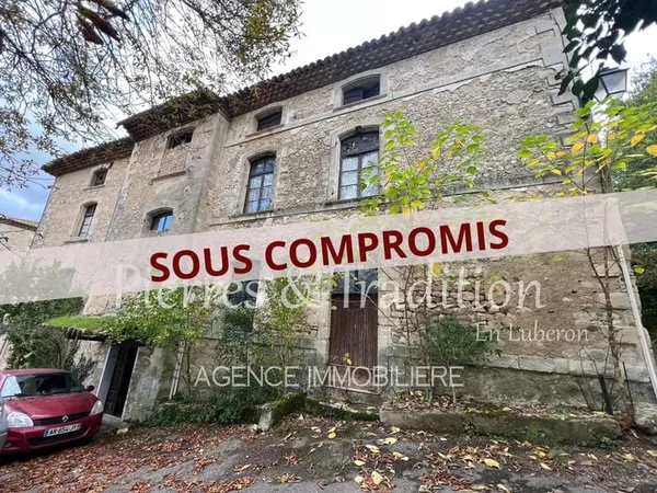 Luberon, grande maison de charme à rénover au coeur du vieux village de Céreste