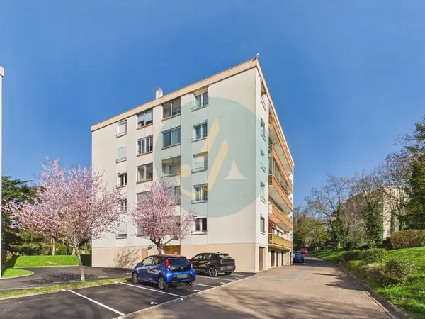 Appartement T2 lumineux 64m2 avec garage et DPE en C à Never