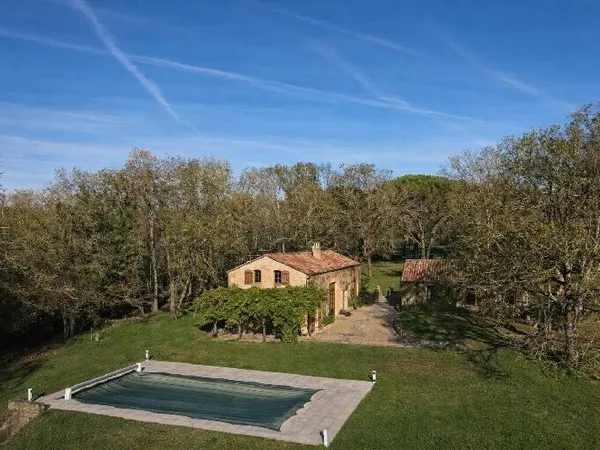 Propriete Nichée au bout d'un chemin, cette propriété en pierre bénéficie de plus de 4 hectares mêl