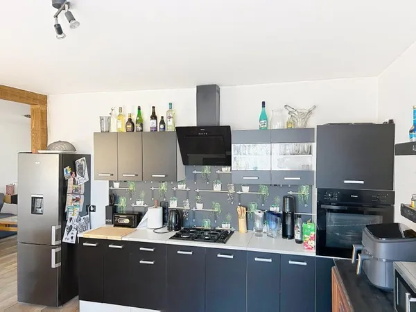 maison avec cuisine équipée , salon et salle a manger ,chauffage au Bois et fuel