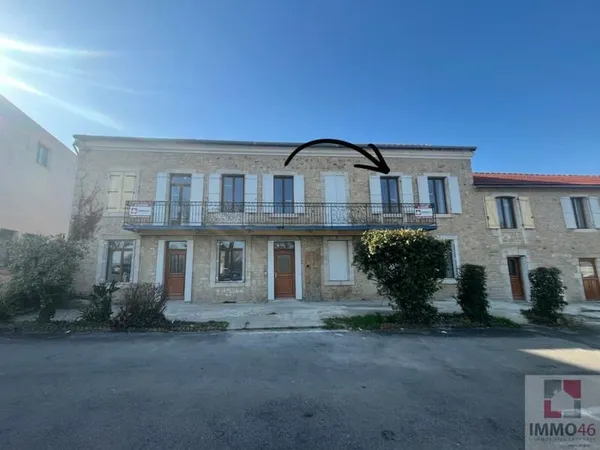 Appartement T3 au 1er étage avec balcon-Plein centre de Gramat