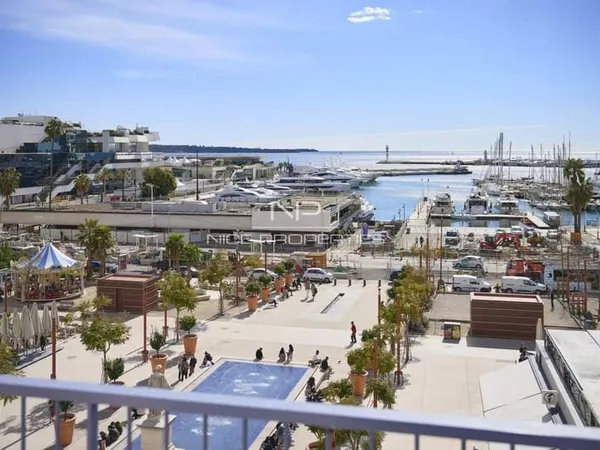 Cannes, 4 pièces rénové avec balcon et vue mer, avant dernier étage