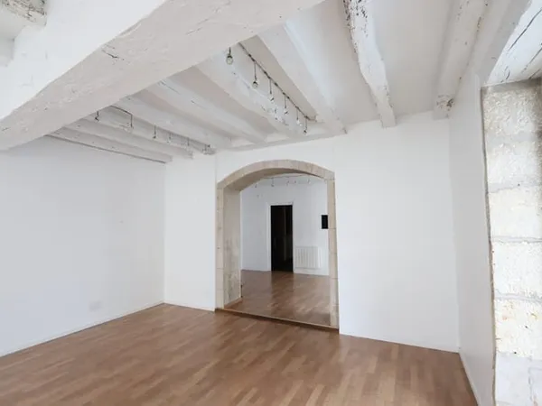 Emplacement idéal pour ce magasin lumineux et fonctionnel av