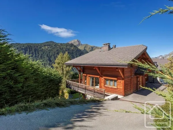 Un chalet magnifique, moderne et luxueux, offrant de superbes vues dégagées et un ensoleillement gén