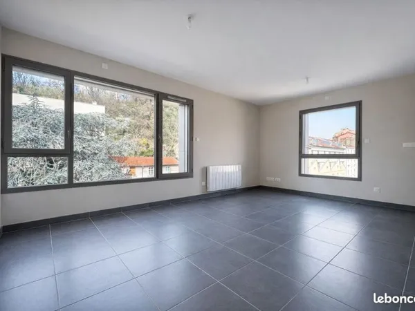 Appartement T2 dernier étage - 45m2 - Quai Fulchiron face Ainay - eau chaude inclus dans les charges