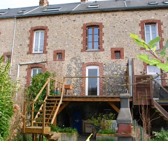 Fécamp, maison de ville briques et silex avec jardin en très bon état