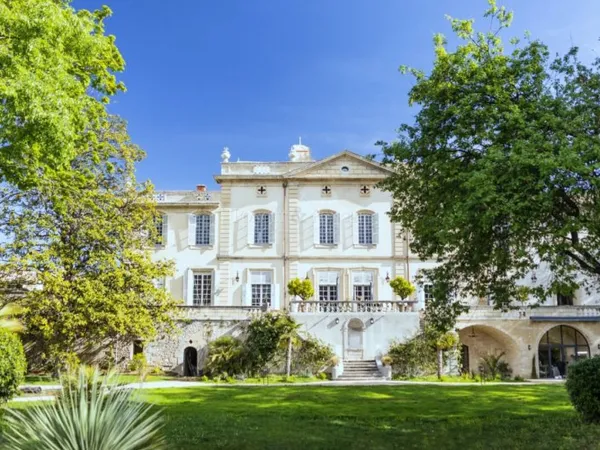Château de Collias : Héritage Médieval, Luxe Contemporain