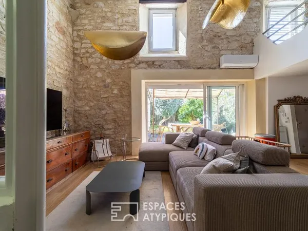 Duplex de caractère avec jardin méditerranéen et bassin en pierre