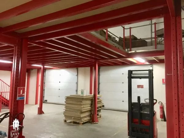 A vendre , Mantes la Jolie ( Yvelines ) batiment industriel et bureaux , 14 pièces , surface 1430 m2
