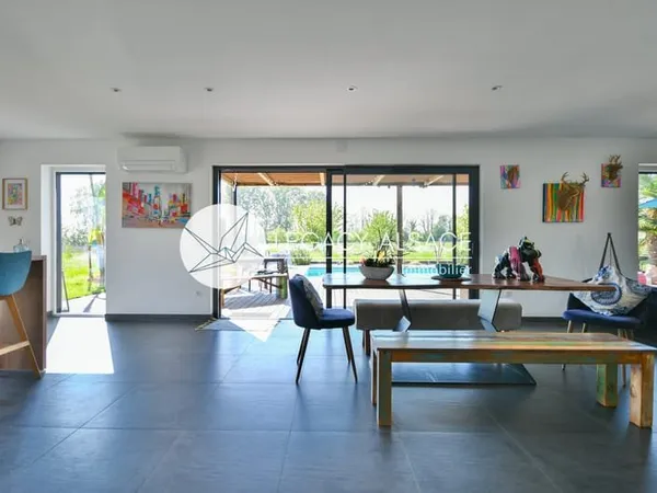 MAISON NICHEE EN PLEINE NATURE AVEC PISCINE !