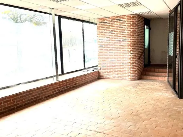 Local commercial 120m² en centre-ville avec vitrines