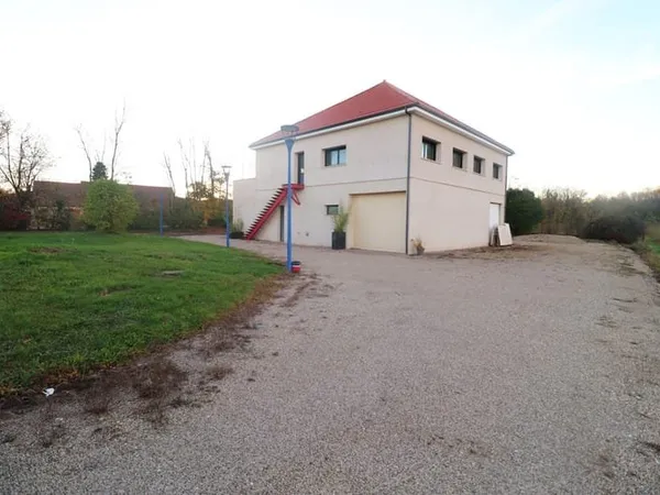 Grand bâtiment disposant de 3 grands garages et de 2 apparte