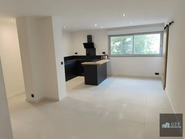 LE LAVANDOU - Appartement de type T3 de 68.5 m2 avec place de stationnement