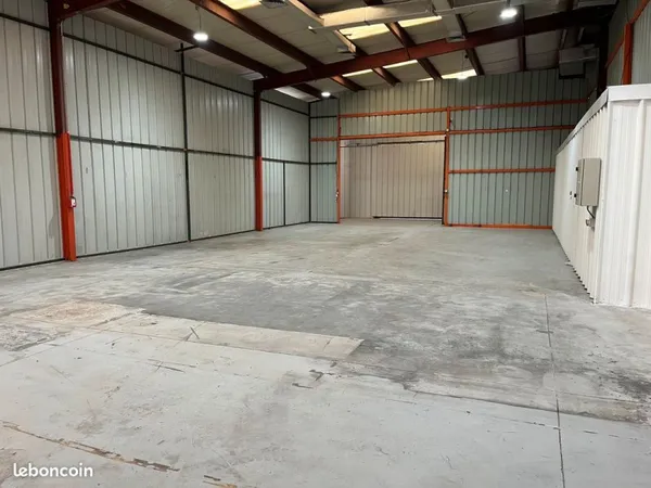 Entrepôt 183m² - Accès poids lourds - Hauteur 4m