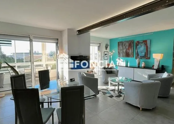 SIX FOURS LES LONES, APPARTEMENT ENTIEREMENT REFAIT A NEUF AU CALME. GARAGE DE 30M2 ET CAVE DE 30M2.