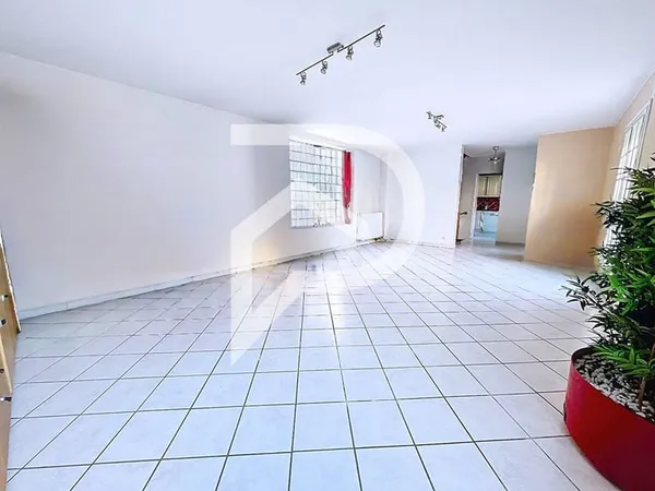 Maison de ville avec garage au coeur du centre-ville