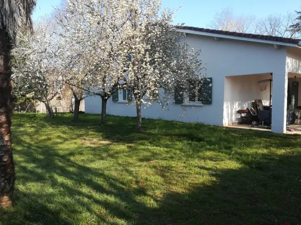 Vends maison avec jardin