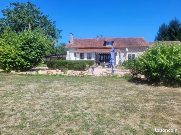 Maison de ferme en pierre sans voisins, située au calme sur son propre terrain de 1,17 ha, mais à se