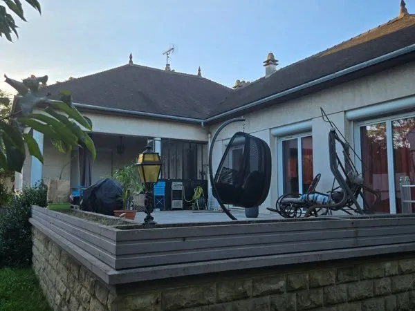 Maison lumineuse avec grand salon et studio en rez-de-jardin