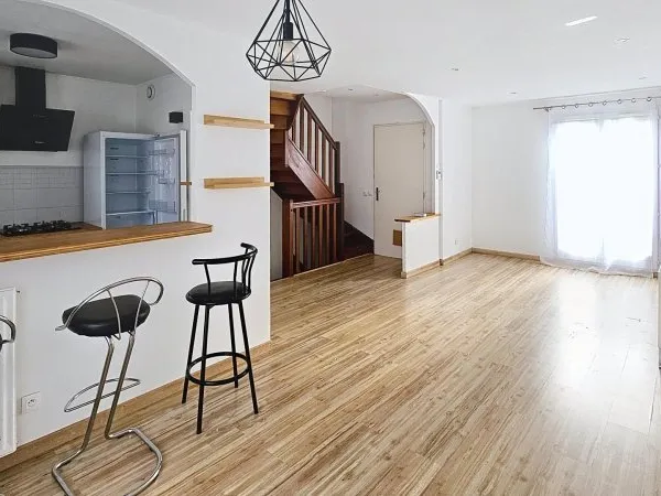Maison avec garage et jardin
