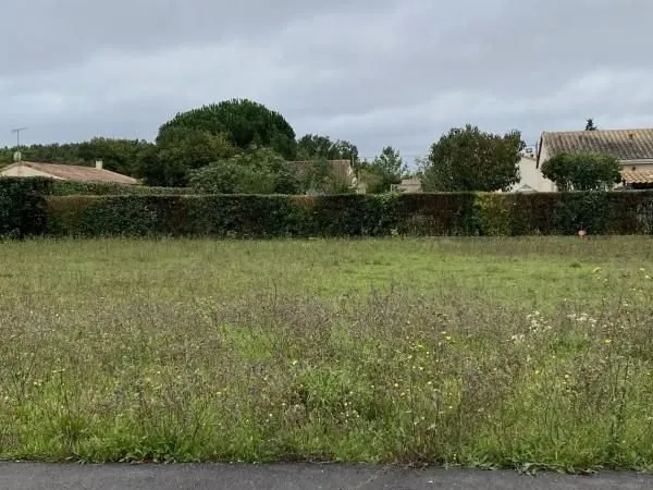 Terrain 629 m² Roullet Saint Estephe