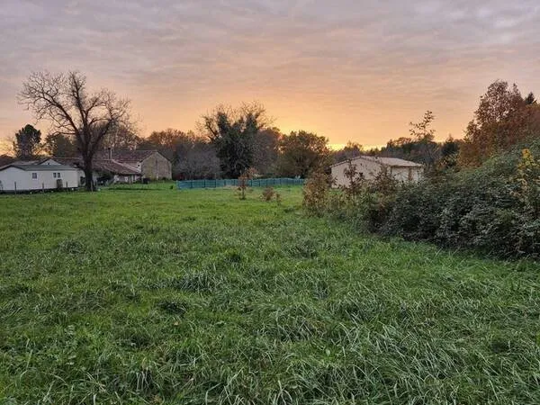 Terrain 1277 m² à Charras