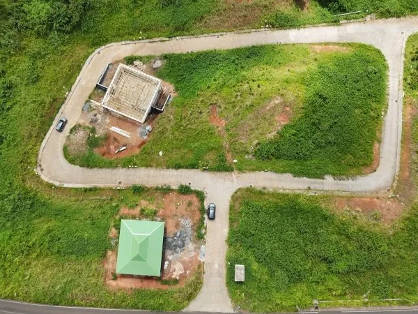 A DUCOS: 8 lots viabilisés à construire en lotissement.