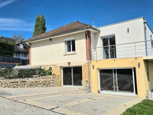 Maison de plain pied , avec appartement proche commerces - 224 m² au sol