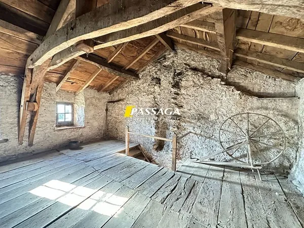 A VENDRE - CHARMANT PETIT CORPS DE FERME A RENOVER - LEVEZOU