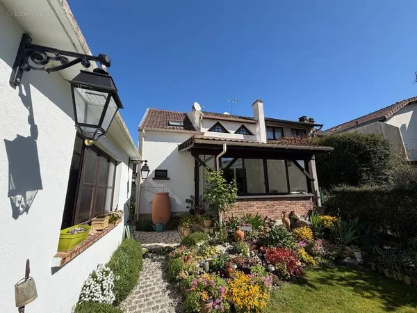Pavillon familial avec jardin Le Blanc-Mesnil (limite Le Bourget)