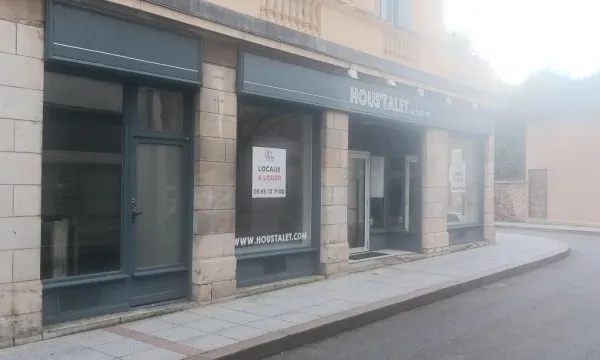 Local commercial en rez de chaussée d'une surface totale de 195 m² avec une surface de vente de 109 
