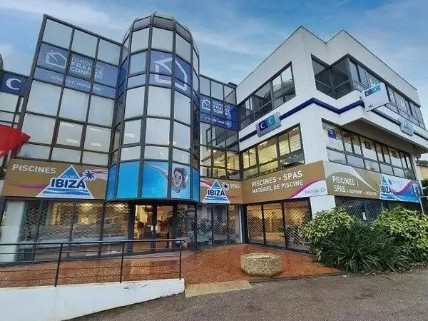 Local commercial 602 m²