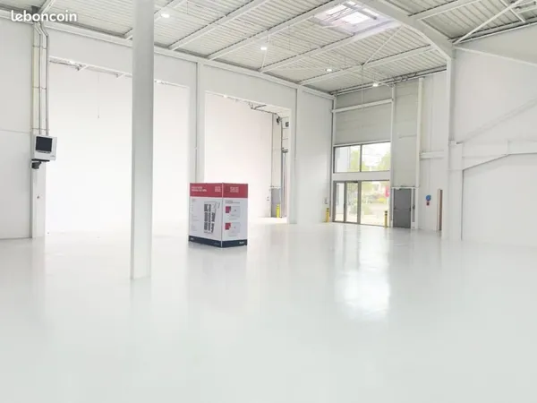 Local d'activité 902 m²
