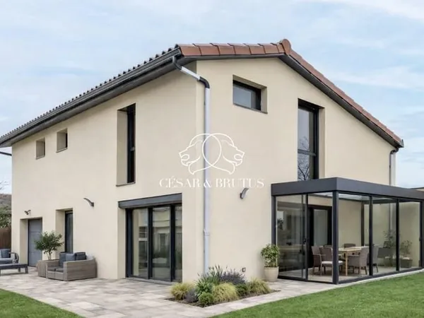 DECINES-CHARPIEU - Maison rénovée 5 pièces de 125 m² avec ga