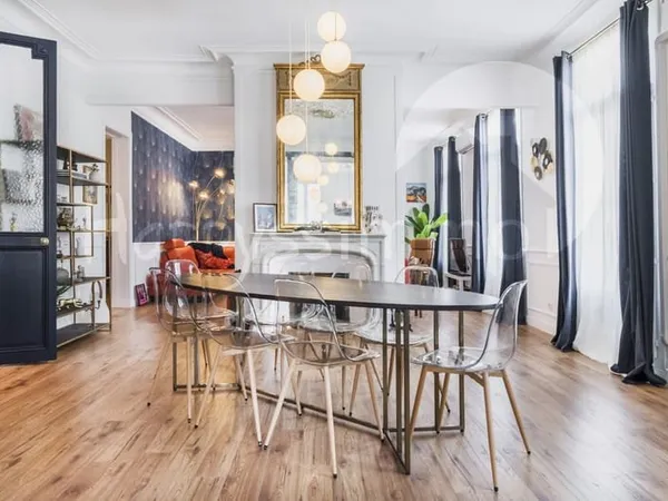Appartement haussmannien de 126 m2 avec aperçu mer, balcon f