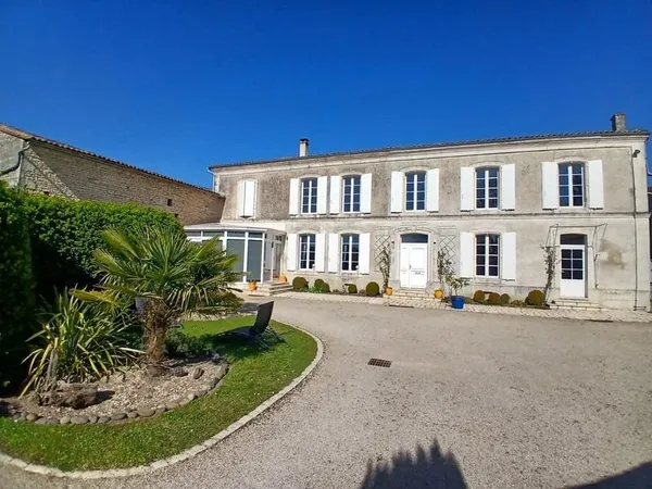 Belle maison Charentaise avec annexe et dépendances