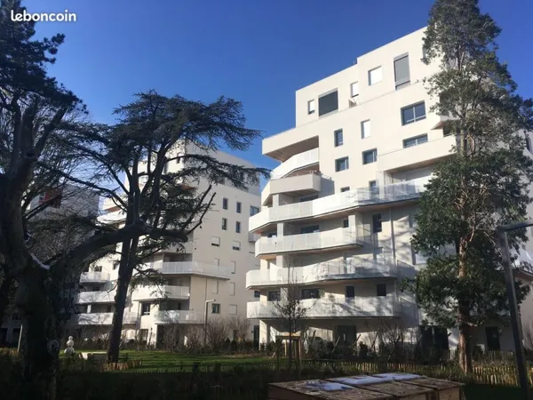 Particulier vend appartement 5 pièces 100 m2 lumineux et spacieux - rue Chantal Sandrin Lyon 8ème