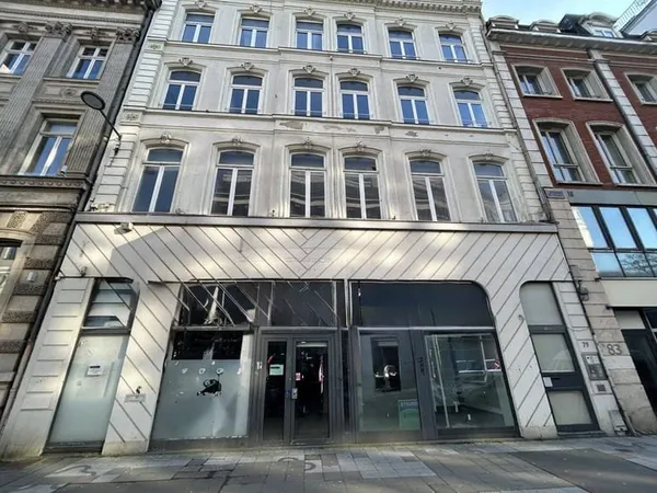 Local commercial 584 m²