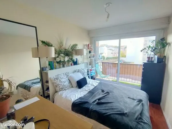 Une colocation pour 3 personnes à pourvoir à partir du 3 mars, rue El Alamein, à Bordeaux, à proximi